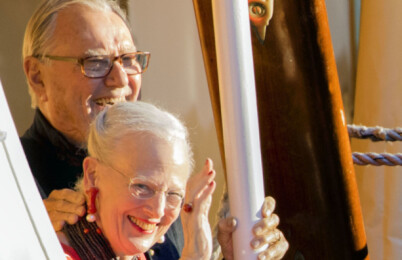 PÅ BÅTTUR: Prins Henrik og dronning Margrethe vinket til pressen etter at de hadde gått om bord på kongeskipet. Foto: NTB scanpix PÅ BÅTTUR: Prins Henrik og dronning Margrethe vinket til pressen etter at de hadde gått om bord på kongeskipet. Foto: NTB scanpix